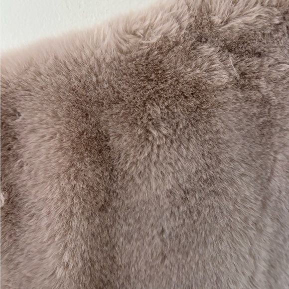 Fabulous faux fur vest with pockets!  The perfect fall/winter layer! - Picture 3 of 7